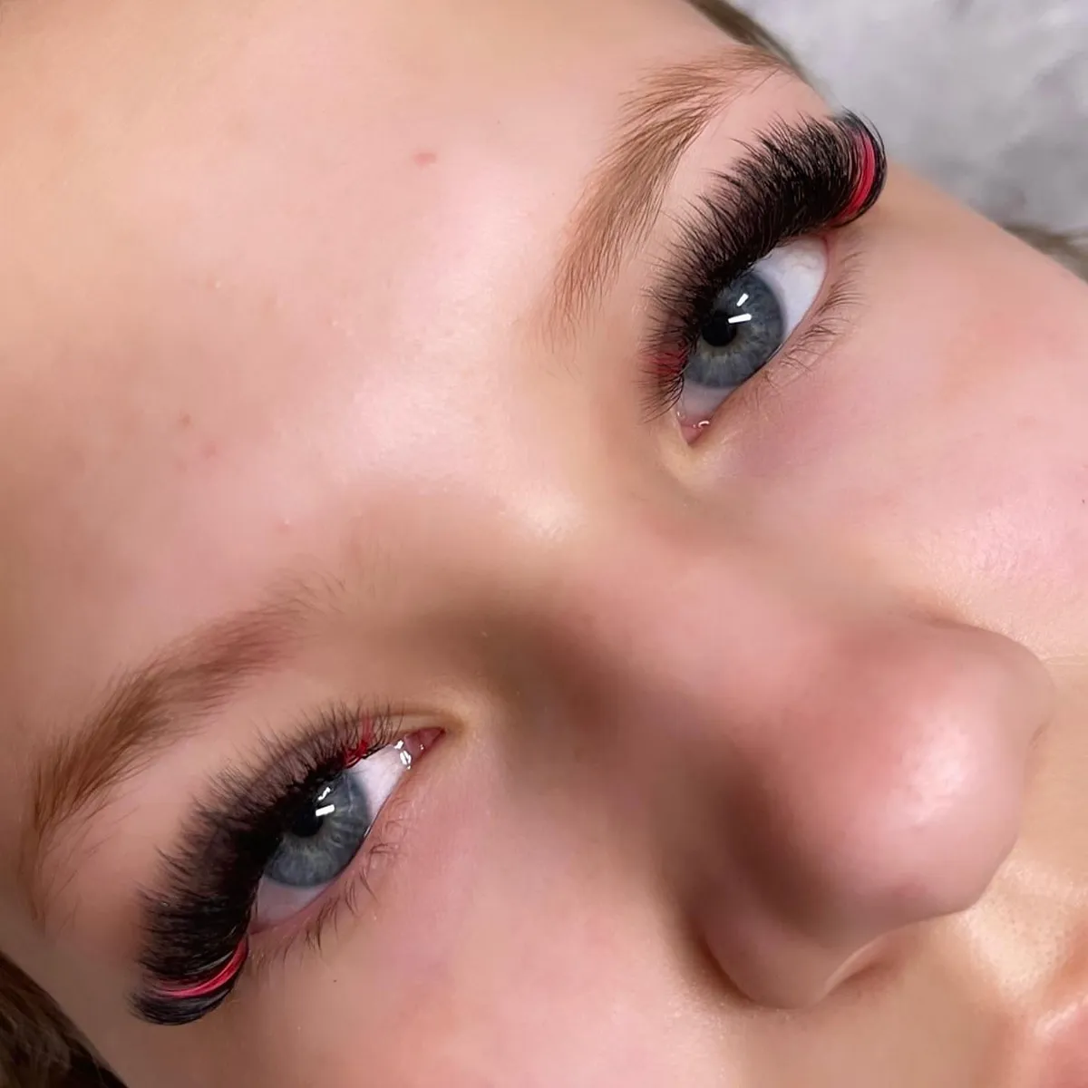 Wispy volume lashes with scarlet highlights by V Nails Lacombe